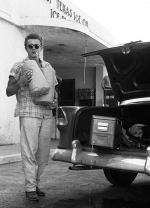 JAMES DEAN POSERAR VID SIN CHEVROLET JAMES DEAN POSERAR VID SIN CHEVROLET
